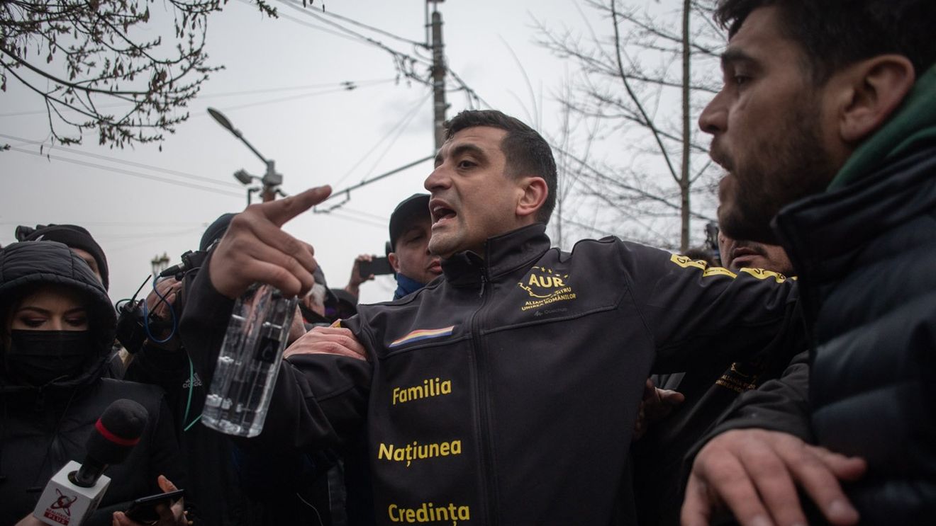 Scandal în AUR: Un deputat de Alba îl acuză pe Simion că ”l-a luat beția puterii” și amenință că mai mulți parlamentari vor pleca din partid/ Simion susține că 12 parlamentari i-au cerut garanții scrise pentru locuri eligibile în 2024