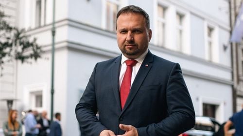 Ministru ceh, sub tirul criticilor după ce a participat la o petrecere în noaptea atacului armat din Praga soldat cu 14 morţi