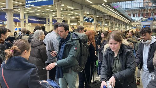 Tunelul de sub Canalul Mânecii închis din cauza unei greve a sindicatelor franceze: au respins o primă de 1.000 de euro de sărbători şi cer 3.000 de euro / Panică printre călători: prin tunel nu mai poate trece nici un tren, mașină sau camion