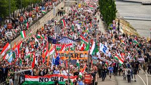 Steagul Secuiesc, prezent la mitingul pro pace organizat de Viktor Orban / Maghiari din Transilvania, transportați cu autocarul de FIDESZ la Budapesta