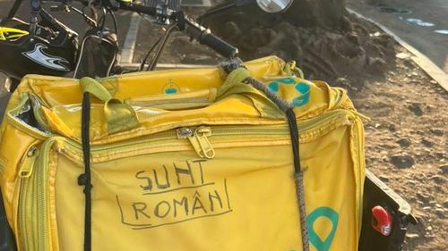 Cum se apără livratorii de agresiunile xenofobe: a apărut inscripția ”Sunt român” pe genți