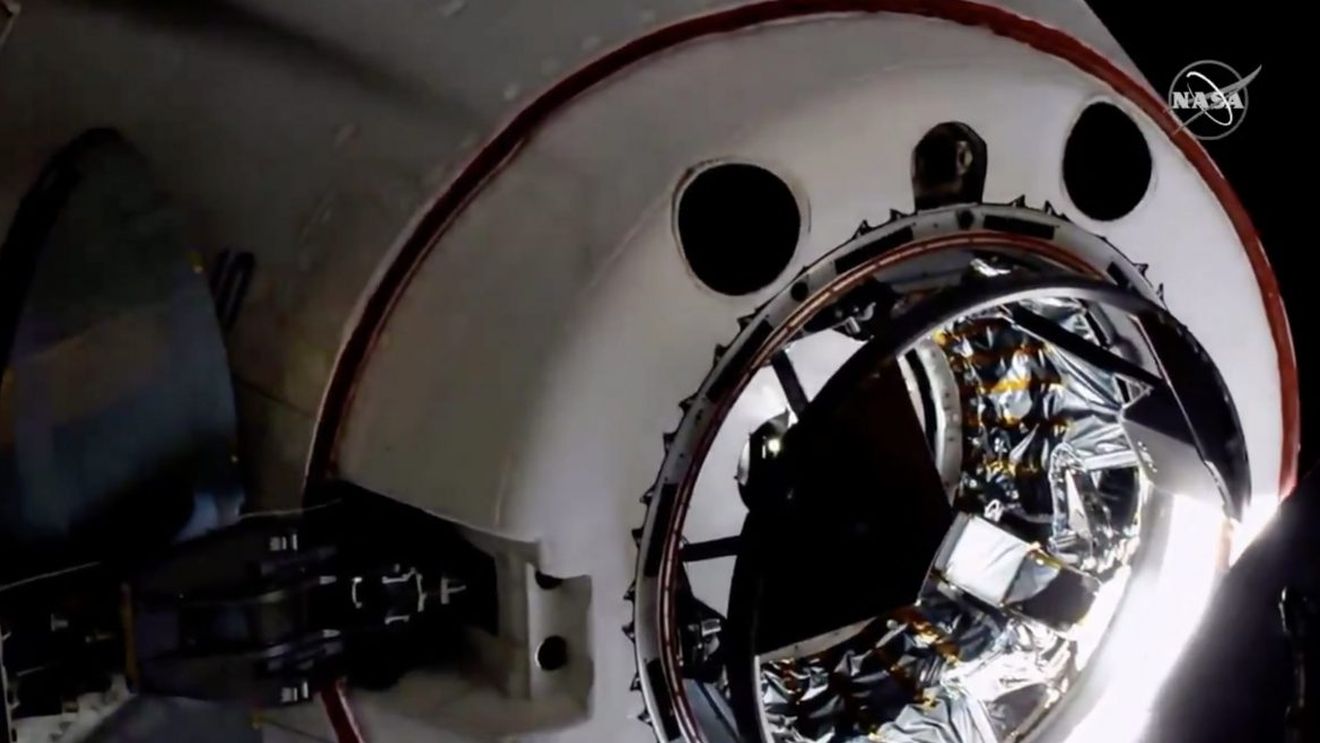 VIDEO Capsula Crew Dragon a ajuns și s-a conectat cu succes la Stația Spațială Internațională: ”Docking confirmed!”