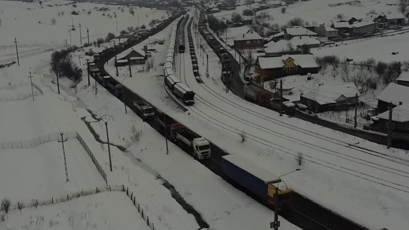 Coadă de camioane la Salina Dej / 5.500 de tone de sare s-au vândut într-o singură zi / E de aproape zece ori mai mult decât s-a vândut în întreaga iarnă trecută