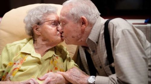 VIDEO Soț și soție, amândoi în vârstă de 100 de ani, au murit ținându-se de mână la doar câteva ore distanță, după o căsnicie de aproape opt decenii
