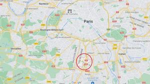 Tentativă de asasinare a primarului unei localități de lângă Paris în timpul violențelor de sâmbătă noapte. O bandă de atacatori a folosit o mașină incendiată
