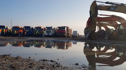 VIDEO Grevă pe Lotul 2 al Autostrăzii Sebeș-Turda. Lucrări oprite și zeci de utilaje blocate pe șantier din cauza plăților restante către subcontractor