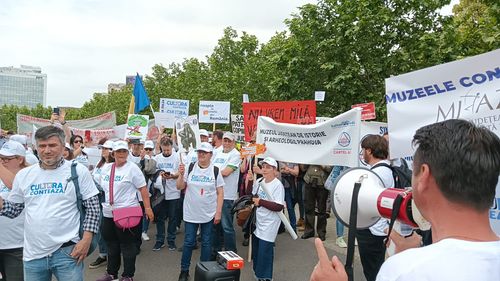 Protestatarii muzeografi din Piaţa Victoriei transmit că fără reparaţia promisă de Guvern vor declanşa greva de avertisment / Lider de sindicat: Nu a venit prim-ministrul Marcel Ciolacu. De la poartă Palatului Victoria nu ne-au lăsat să trecem