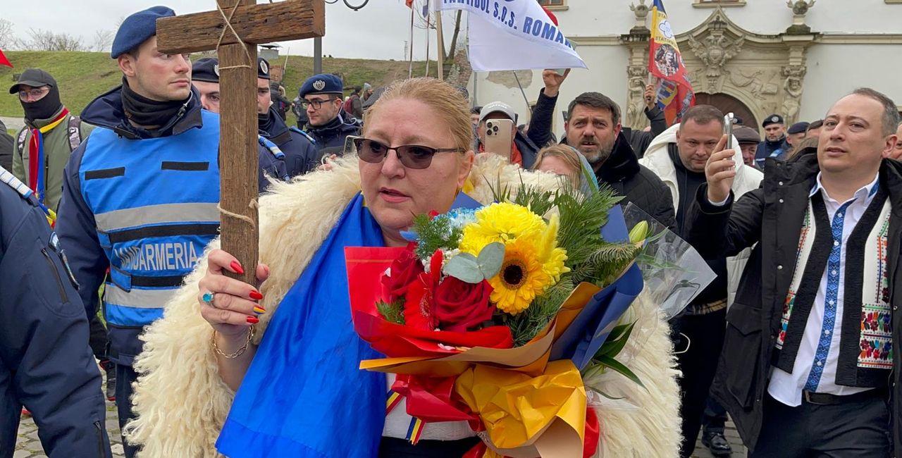 Bizareriile ”suveraniștilor” la Alba Iulia: Susținătorii lui George Simion i-au cântat ”Călin Georgescu președinte” / Șoșoacă și-a pictat tricolorul pe unghii / Au huiduit imnul