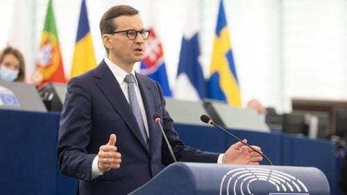 Premierul Poloniei: Ca urmare a situaţiei extrem de dificile din România cauzate de COVID-19, am decis să trimitem o misiune medicală în România