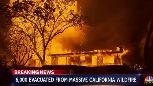 VIDEO Incendiul violent din pădurea californiană continuă să se extindă/ Cel puțin 5500 de hectare au fost arse și mii de persoane evacuate/ Peste 2000 de pompieri încearcă să stingă flăcările