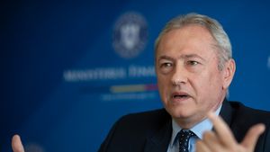 Lucian Heiuş, despre digitalizarea ANAF: Avem mari probleme în a-l convinge pe omul din finanţe să renunţe la celebrul dosar cu şină, să treacă la tasta computerului