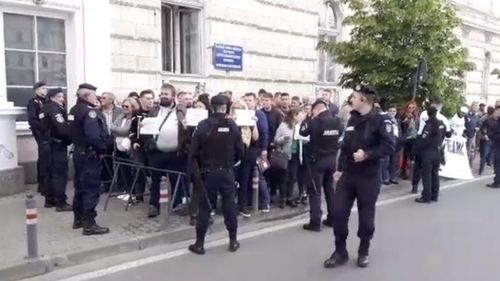 VIDEO Viorica Dăncilă, întâmpinată cu proteste și la Arad. Se scandează ”La plecare, căutați-o-n buzunare!”, ”PSD, ciuma roșie” și ”Hoții”