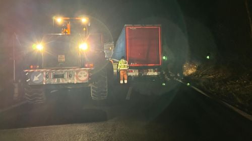 A fost reluat traficul pe Valea Oltului, în zona unde au căzut pietre de pe versanţi