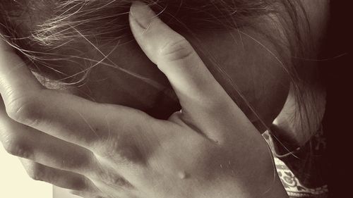 Două persoane au fost reţinute după ce au obligat patru victime să se prostitueze în România şi în străinătate / Una dintre victime, o tânără de 23 de ani care a fost exploatată sexual mai multe luni, s-a sinucis în Austria