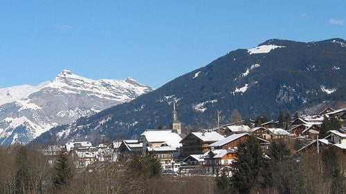 Cinci britanici au fost infectați cu coronavirus într-o stațiune din  Alpii francezi