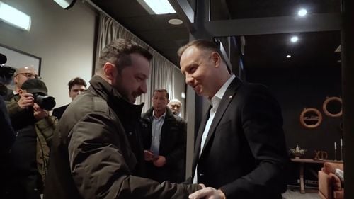 VIDEO Pe drumul de întoarcere din SUA, Volodimir Zelenski a aterizat în Polonia, unde s-a întâlnit cu președintele Andrzej Duda