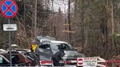 Bărbatul suspectat că a tăiat cu flexul bariera de la intrarea pe drumul către Cota 1400 din Sinaia a fost identificat/ Polițiștii prahoveni i-au deschis dosar penal pentru distrugere
