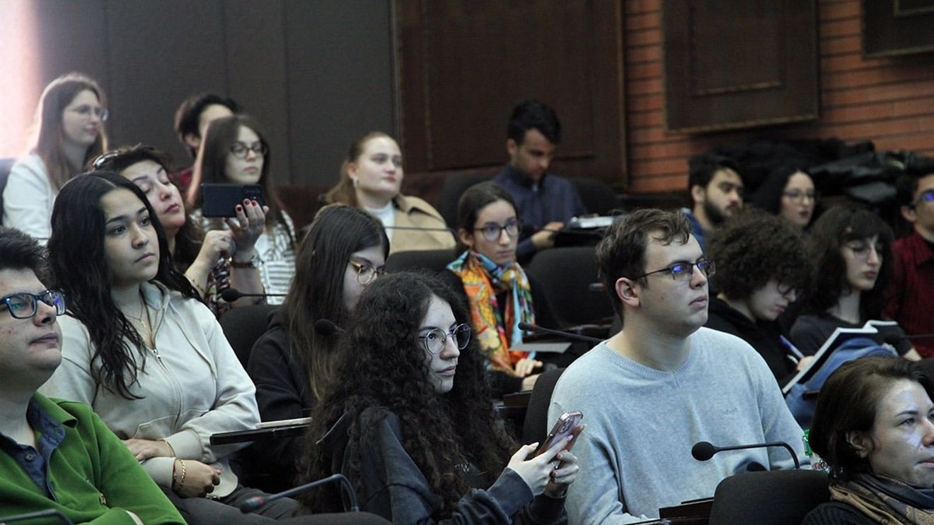 Organizațiile studențești solicită renunțarea la nou mod de calcul propus în Programul de guvernare pentru fondul de burse, care ar duce la diminuarea numărului sau cuantumului acestora