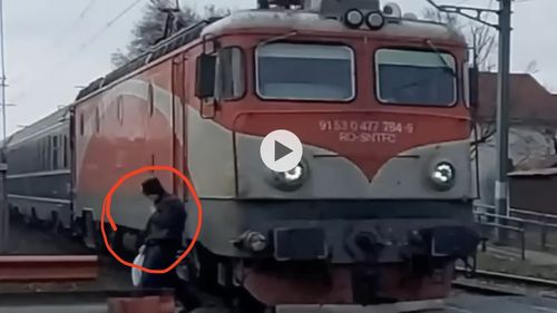 VIDEO Un tren trece milimetric pe lână un bărbat care a traversat ilegal liniile. CFR: ”Factorul uman rămâne principala cauză a accidentelor la trecerile la nivel”
