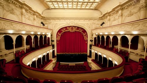 Noua stagiune a Teatrului Odeon va include spectacole de Răzvan Mazilu, Alexandru Dabija şi Dragoş Galgoţiu. Managerul teatrului, Dorina Lazăr: „Cea mai mare ambiţie a noastră este să ieşim la public cu 'Cabaret'”