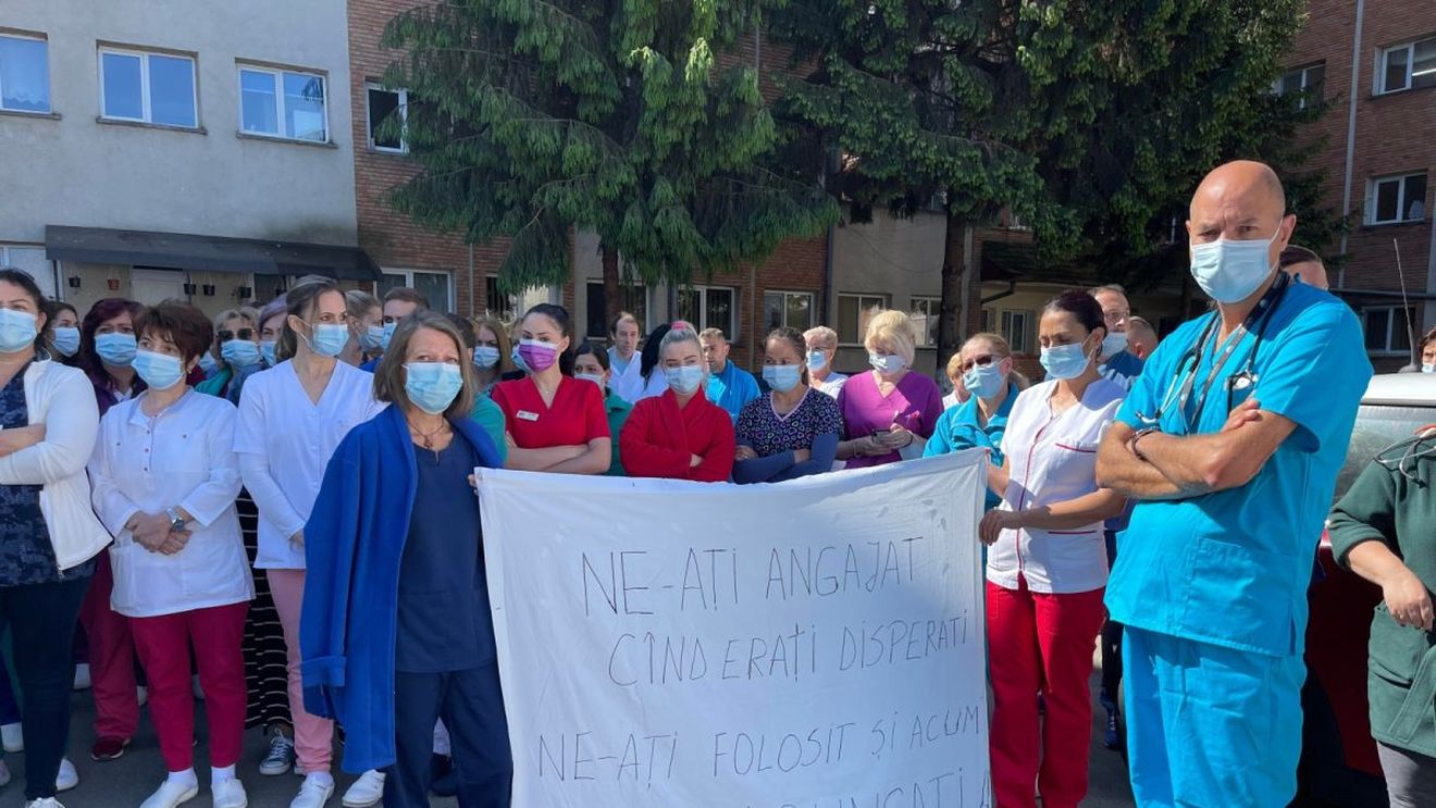 Protest în curtea spitalului din Aiud. Zeci de angajați în perioada pandemiei de COVID urmează să fie concediați