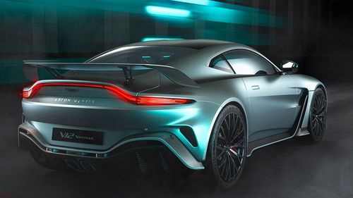 Aston Martin a lansat versiunea finală a maşinii sale sport V12 Vantage cu combustie internă