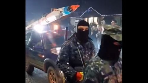 VIDEO Anchetă a Poliţiei din Bacău, după "parada mascaților din Berzunți", în care apar autovehicule inscripționate cu "Z", persoane care poartă obiecte ce par a fi arme, uniforme asemănătoare celor ale militarilor