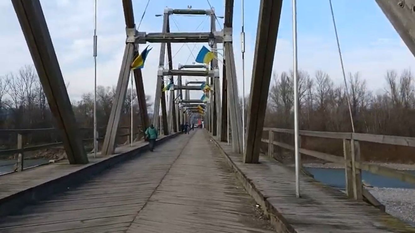 Podul peste râul Tisa dintre România şi Ucraina, de lângă Sighetu Marmației intră în reparaţii / Traficul rutier e suspendat / A fost construit în 2000, cu structură din lemn