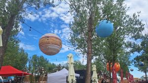 VIDEO Festival du Bonheur, pentru gurmanzi și fanii street food care își petrec mini-vacanța pe litoral: Ce poți să mănânci și să bei la evenimentul din Mamaia Nord și la ce prețuri