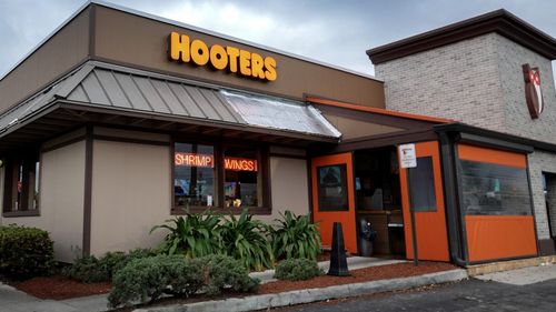 Lanțul american de restaurante Hooters, renumit pentru personalul său 100% feminin, intră în faliment