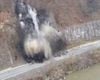 VIDEO Drumarii au detonat o stâncă periculoasă pentru trafic, pe Valea Mureșului / Urmează o nouă intervenție săptămâna viitoare