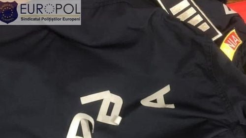Sindicatul Europol reclamă calitatea proastă a uniformelor: O cămaşă ar fi fost distrusă după prima spălare / ”Nu îndeplineşte nici măcar standardele hainelor contrafăcute care sunt vândute prin diferite bazaruri”
