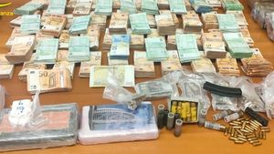 Bandă de români și albanezi destructurată în Florența: s-au găsit peste 600 de mii de euro, 100 de kg de hașiș și 5 kg de cocaină / Un alt român a fost prins în Malta cu 15 kilograme de cocaină