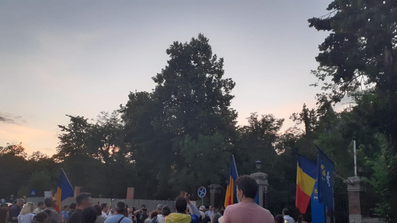 Protestatarii anti-COVID s-au oprit în fața Ambasadei Rusiei ca să aplaude/ Doi oameni care au refuzat să se legitimeze au fost amendați