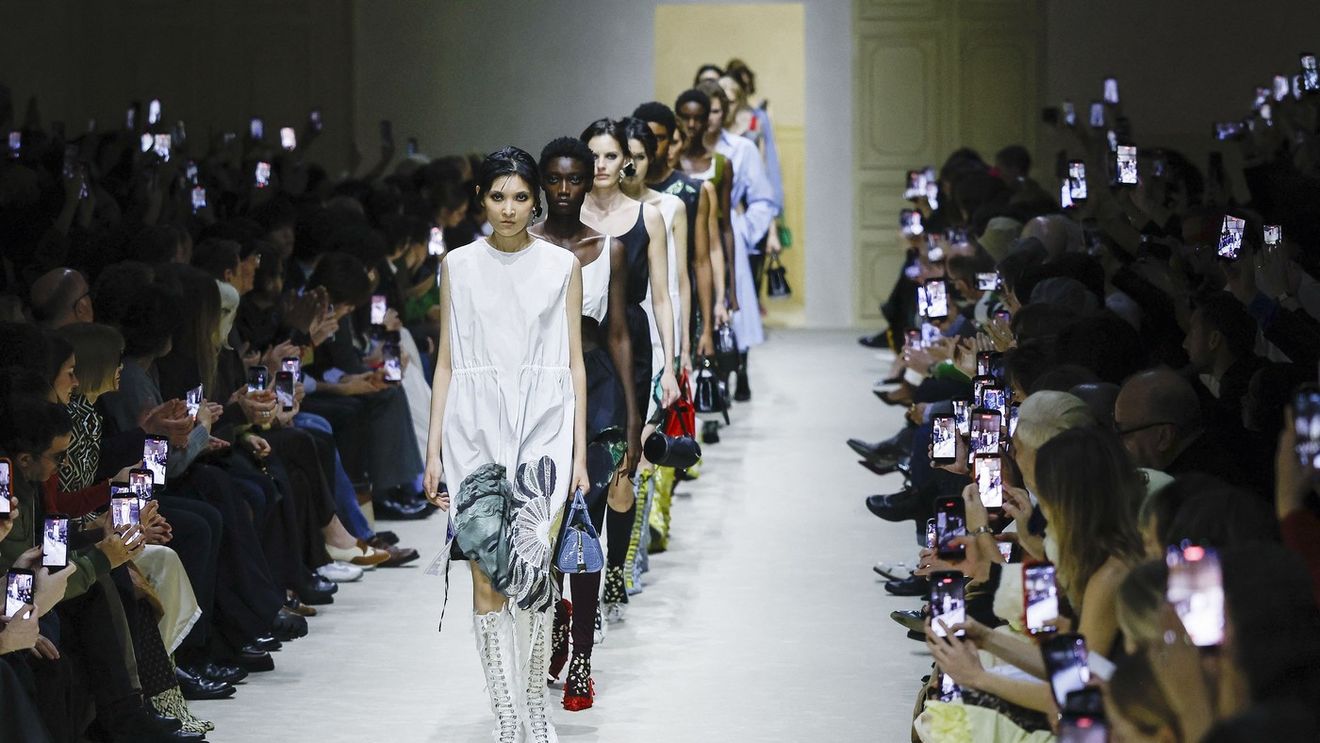 Prada Toammnă-Iarnă 2026-2027 la Milan Fashion Week: Poate deconstrucția să redefinească identitatea unei case iconice?