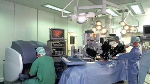 Robotul chirurgical Da Vinci salvează vieți la Timișoara. Premieră la secția de Obstetrică-Ginecologie. Pacientă de 50 de ani, operată cu succes de o tumoră