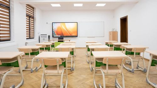 FOTO Modelul primei școli smart din mediul rural, cea de la Ciugud, preluat în comuna Căbești din Bihor / Școala a fost renovată în timpul pandemiei