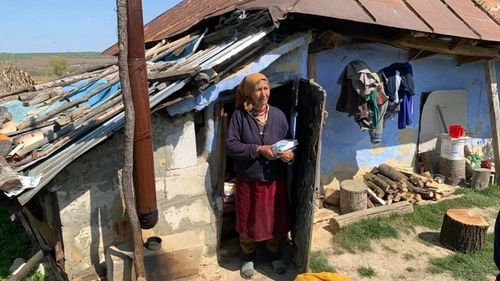 FOTO România ajută. O asociație din Negrești strânge alimente, produse de curățenie, jucării și cărți pentru satele nevoiașe din Vaslui