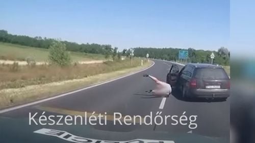 VIDEO Un român s-a aruncat de la volanul maşinii, în timp ce era urmărit de poliția maghiară / În mașină se aflau 12 migranți