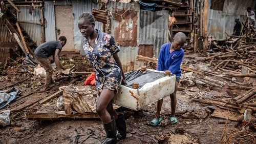 76 de morți și peste 130.000 de persoane strămutate după inundațiile din Kenya / Guvernul avertizează că urmează ploi și mai puternice