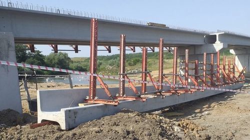 A căzut grinda unui pod aflat în construcție pe râul Teleorman/ Șase persoane sunt rănite