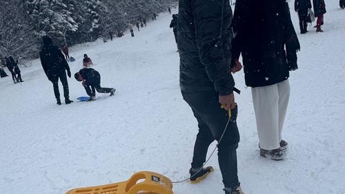 Salvamont Braşov: Adidaşii cool, blugii rupţi, UGG pufoase, paltoanele elegante şi gleznele „libere şi fericite”, absolut perfecte pentru oraş. Pe munte, sunt bilete directe spre hipotermie, alunecări, entorse - FOTO