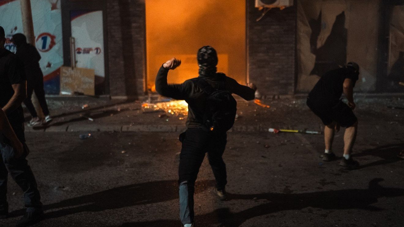 A cincea noapte de proteste în Serbia: Birourile partidului de guvernământ au fost incendiate