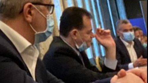 A apărut o nouă fotografie în care premierul Ludovic Orban nu poartă mască și fumează în spațiu închis