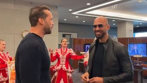 VIDEO: La o zi după ce au preluat fake news-ul că Ucraina a atacat România cu drona de la Galați, frații Tate au fost primiți cu pâine și sare la Moscova / Anchetați pentru trafic de persoane și viol
