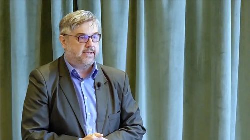 Specialiștii din cercetare-dezvoltare, din industrie, să se implice în curriculumul universitar. Din 14 cursuri, să vină să predea 4 cu mine în sală, ca în SUA și Germania – propune profesorul Dan Micu, de la Universitatea Tehnică din Cluj-Napoca