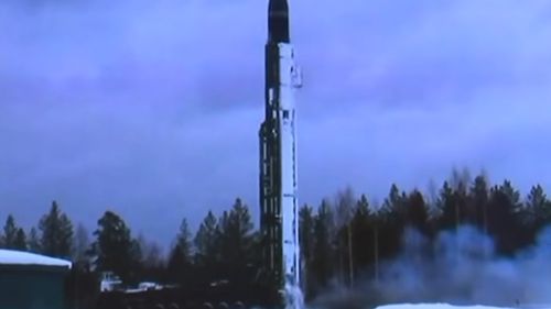 Preşedintele Consiliului de Supraveghere al Airbus, al doilea grup european de armament, îndeamnă Germania să se doteze cu armament nuclear tactic, în cooperare cu Franţa şi parteneri europeni / Europa ”are nevoie de o disuasiune condusă de către Europa, lărgită pentru a include elemente tactice”