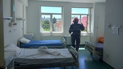 VIDEO Incendiul de la Maternitatea „Cuza Vodă” din Iași a fost lichidat / Au fost evacuați 224 de pacienți / Ministrul Sănătății se deplasează la maternitate