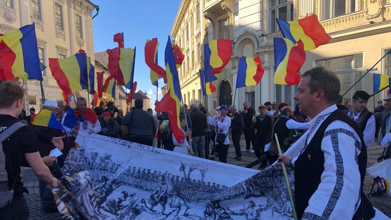 VIDEO Veta Biriș și Gheorghe Funar participă la un protest în Sibiu, la statuia lui Brukenthal / ”Să renunțăm la statuile stăpânitorilor străini”