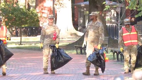 VIDEO Soldaţii Gărzii Naţionale desfăşuraţi la Washington au fost puşi să strângă gunoiul / „Ne angajăm să păstrăm siguranţa şi frumuseţea Washingtonului”